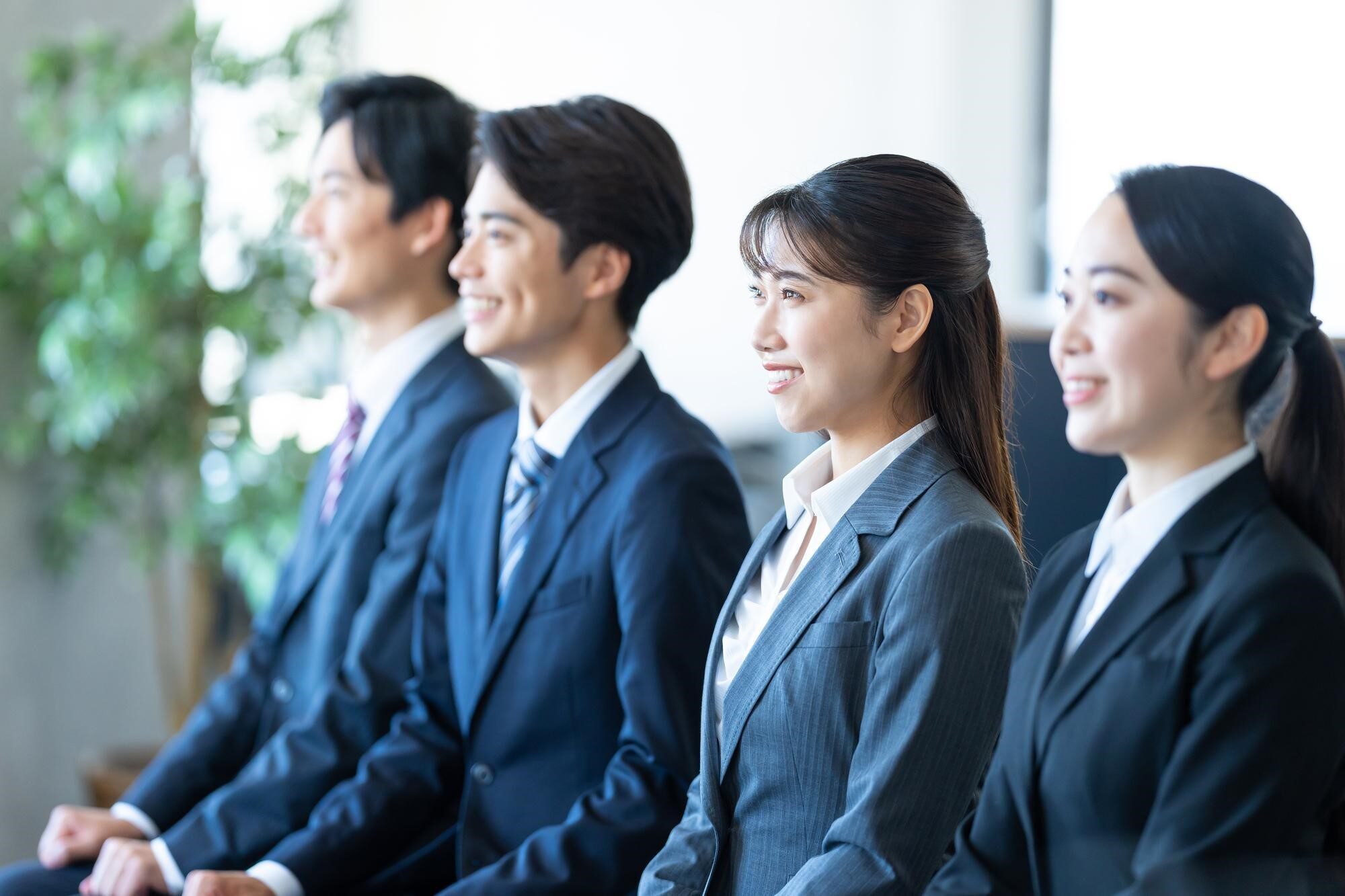 横並びで座っている4人の応募者