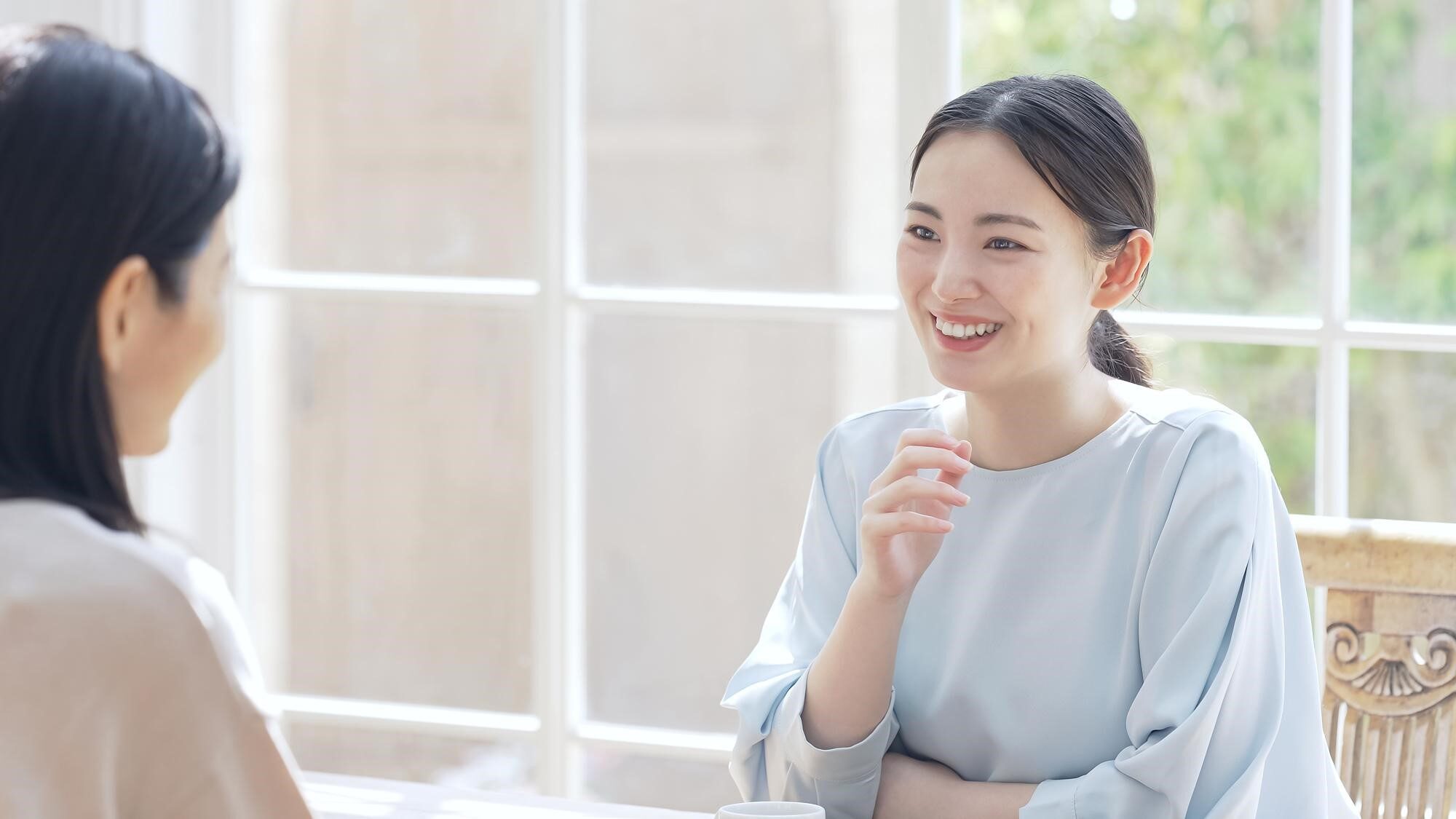 笑顔で会話している2人の女性