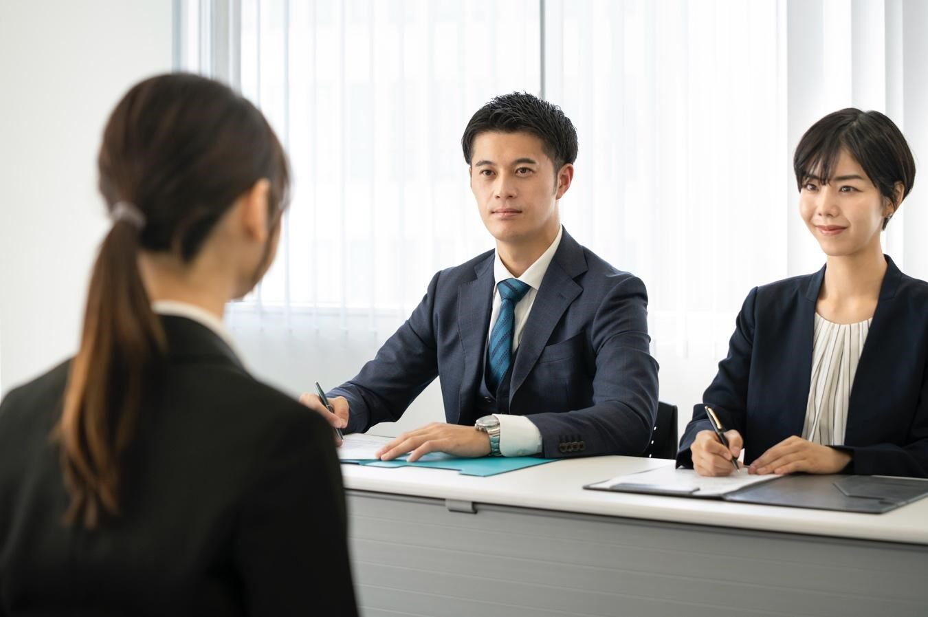 面接を受ける女性と面接官の男性と女性