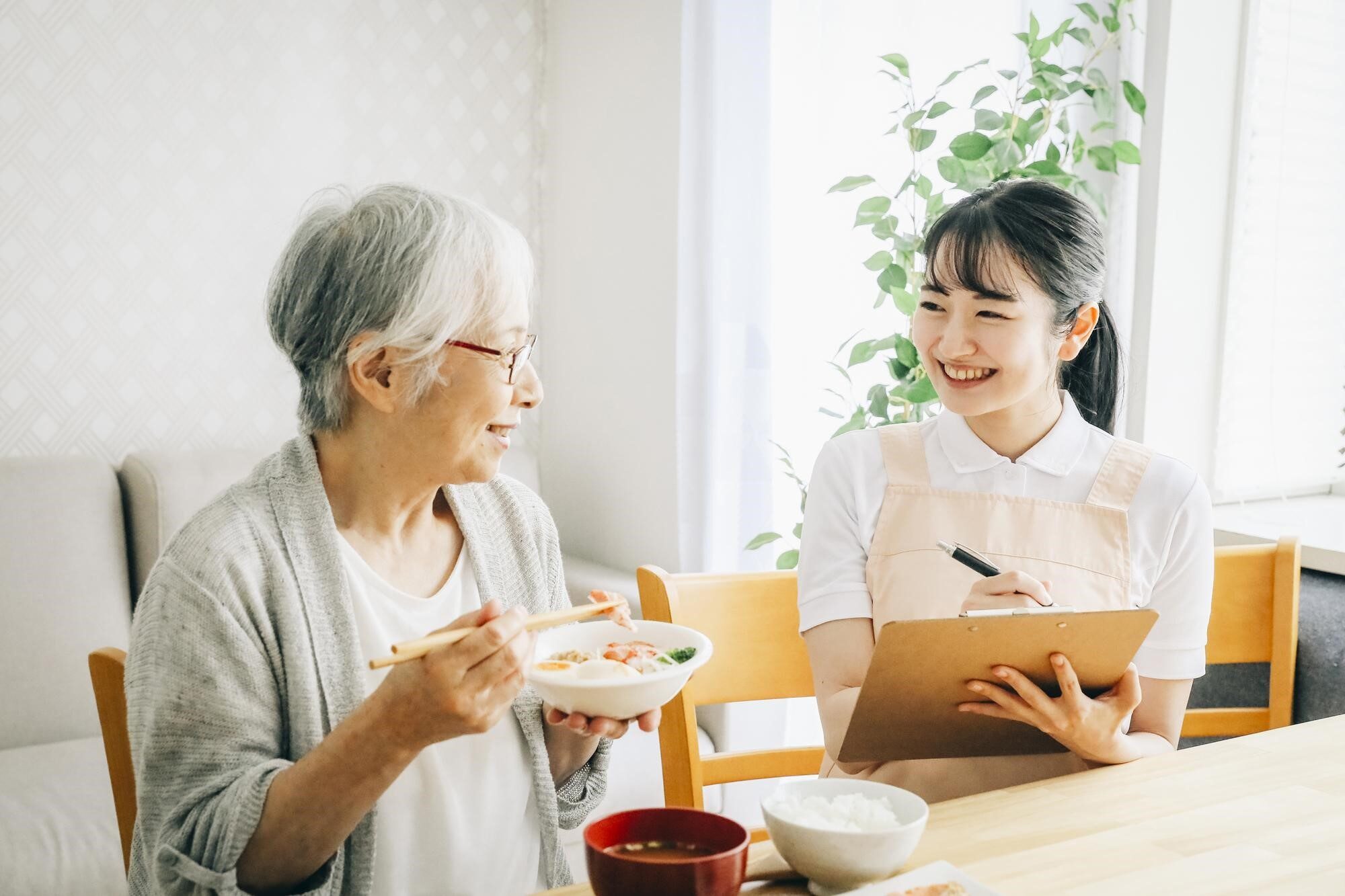 食事の介助をしている介護スタッフ