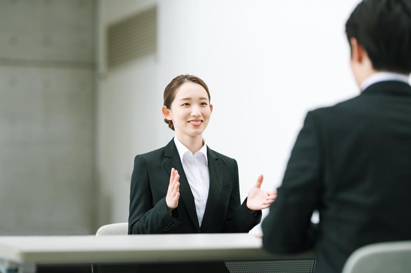 面談で話す女性