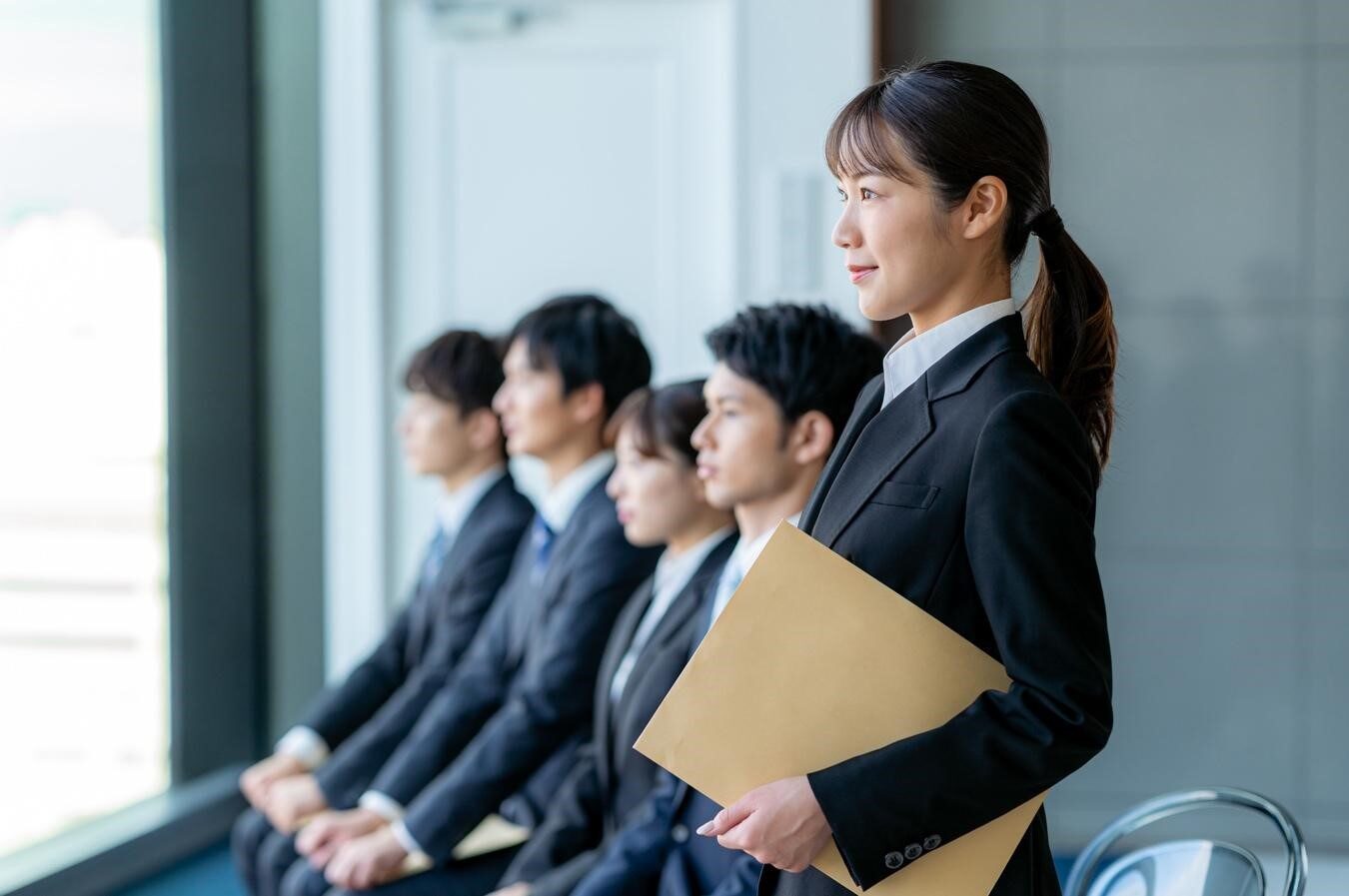 面接を受ける男性と女性