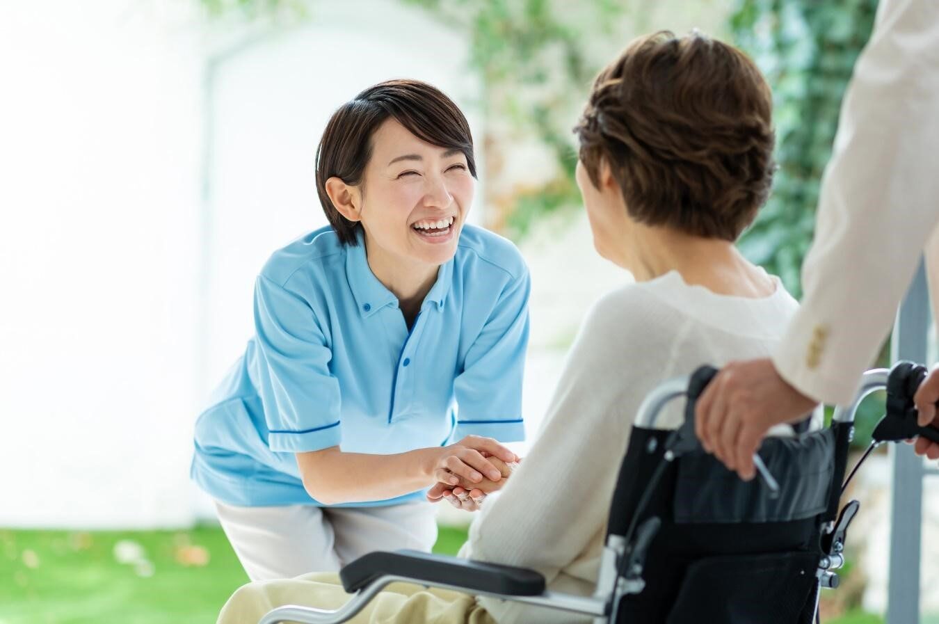 笑顔で介護する1人の女性