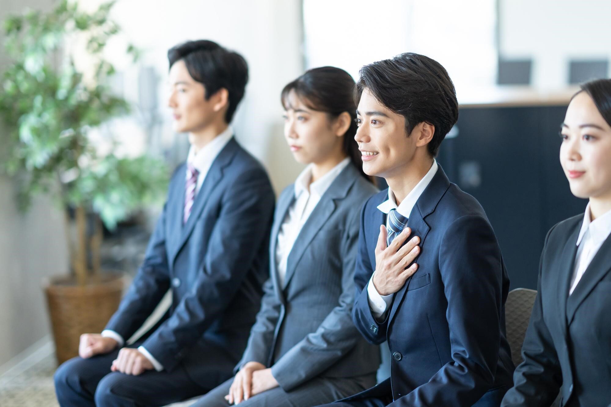 集団面接に望んでいる4人の応募者