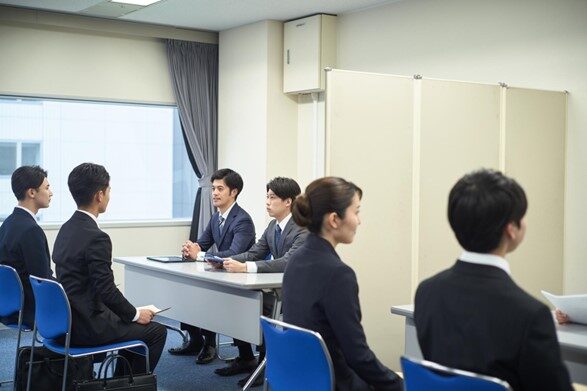 集団面接会場で面接を受ける人と採用担当者