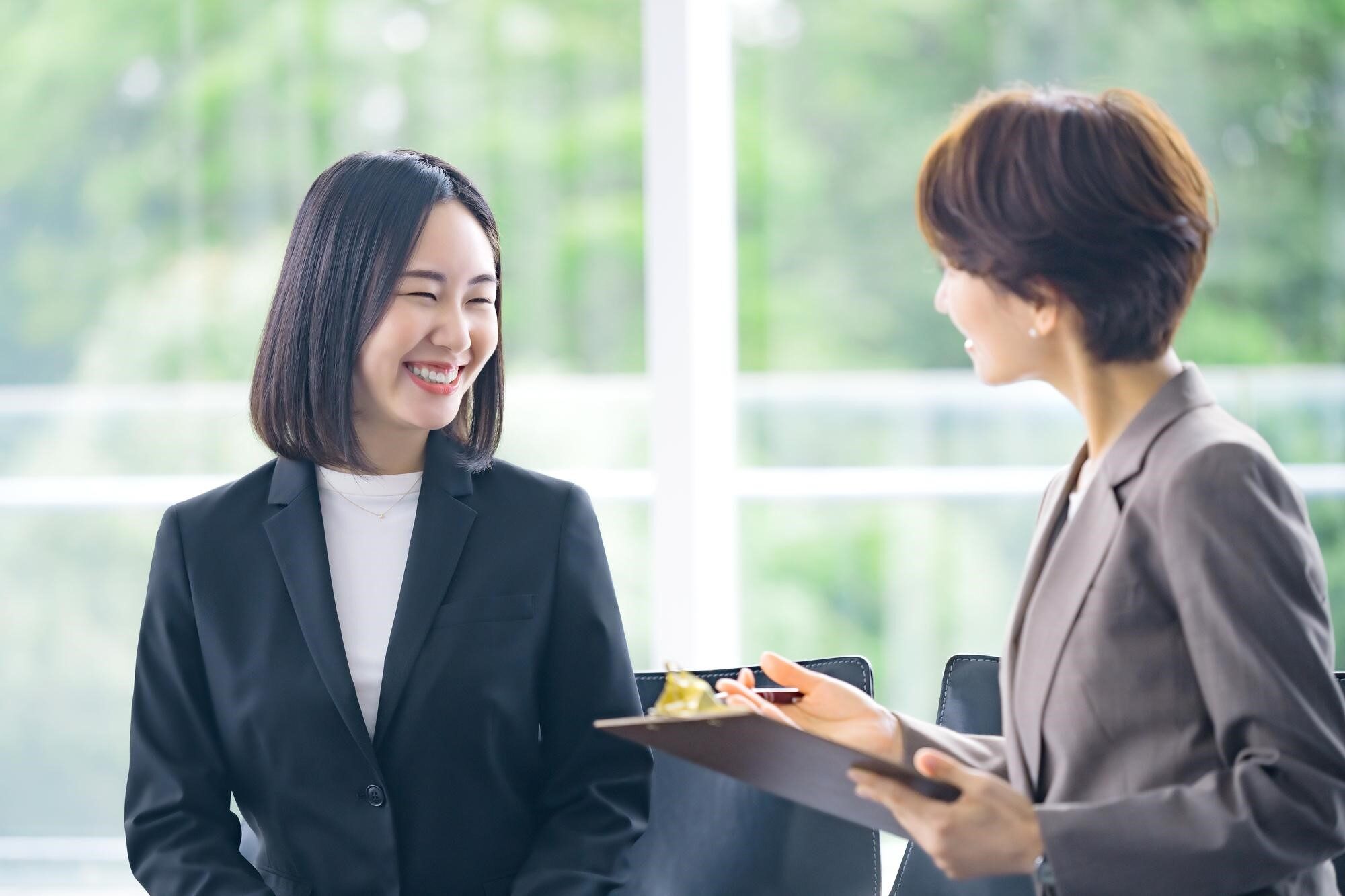 オフィスで会話する2人の女性