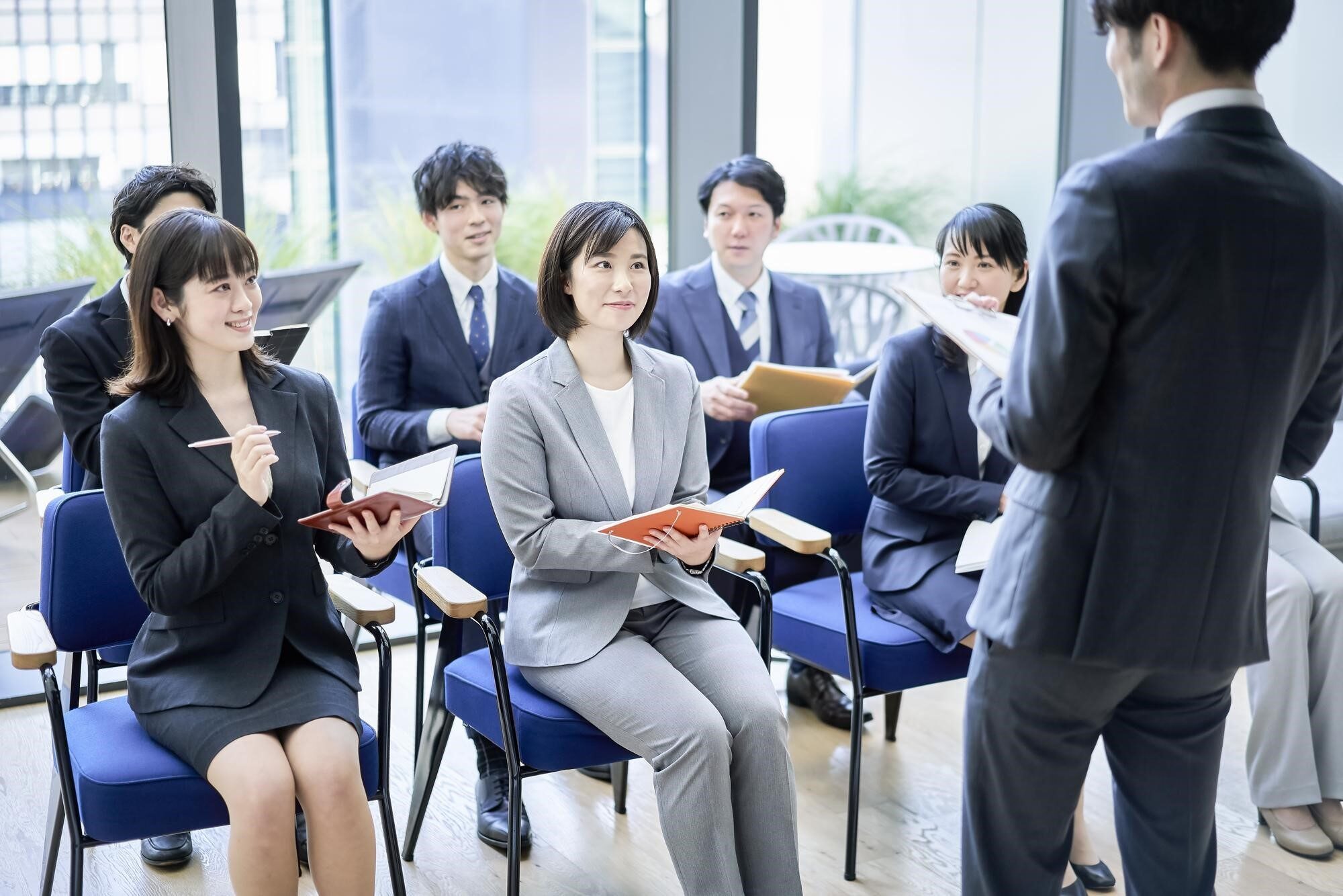 プレゼンしている1人のビジネスパーソンと聴衆