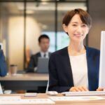 紙とペンを持っている男性の手元
