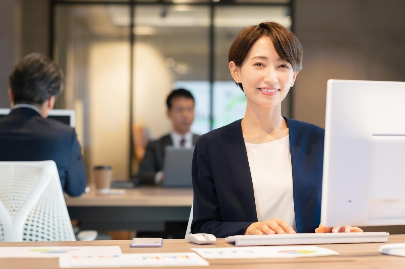 紙とペンを持っている男性の手元