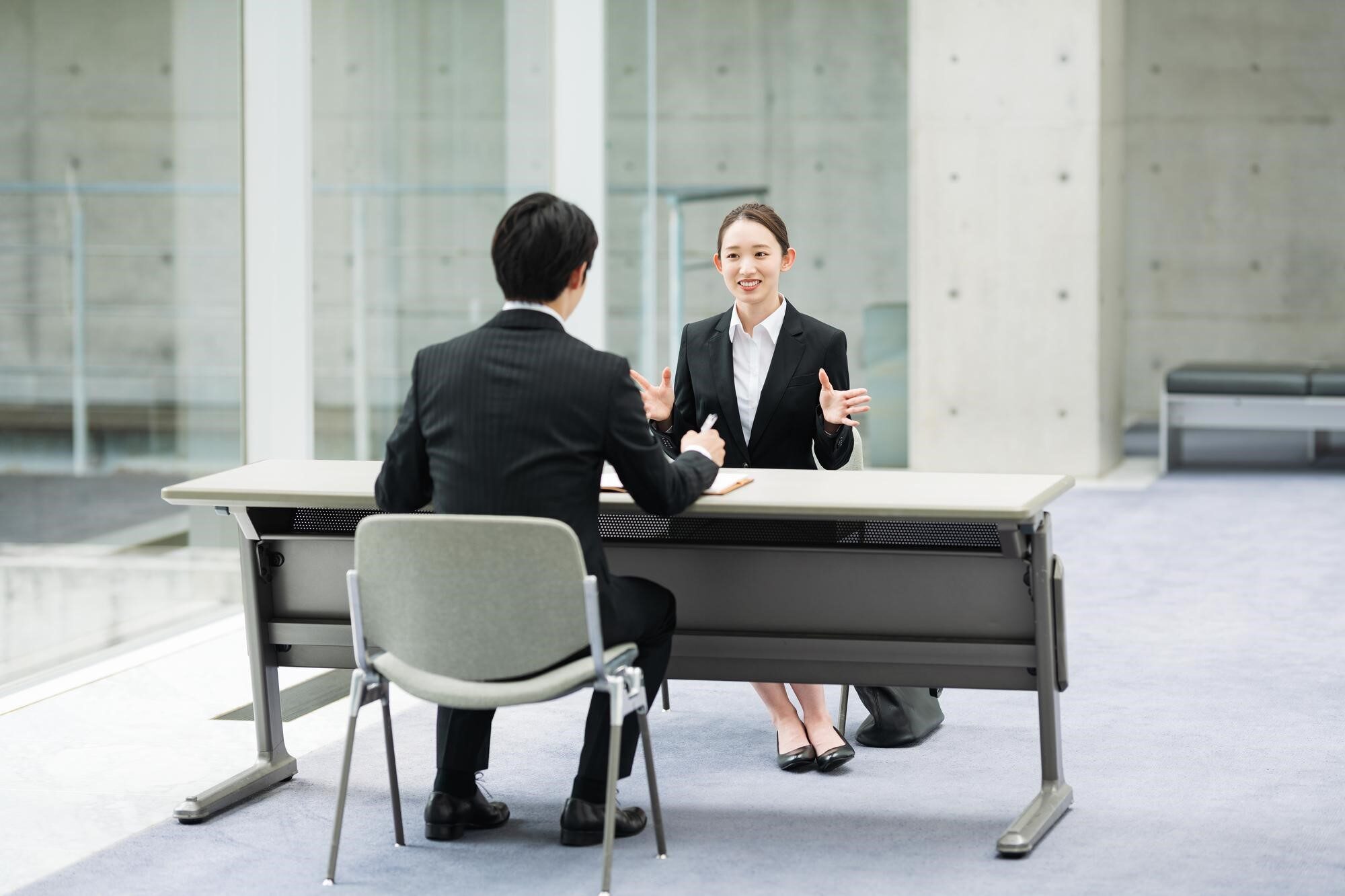 面接中に会話している応募者と面接担当者