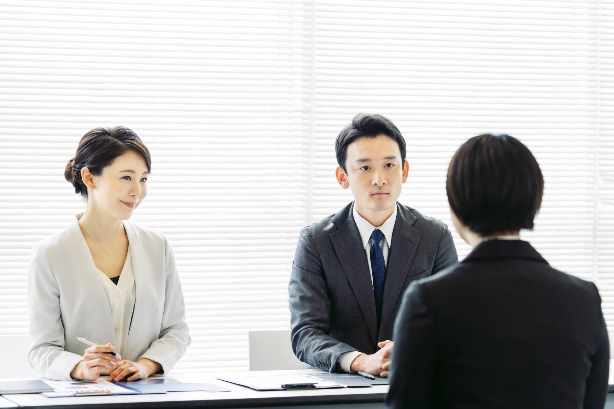 採用面接で応募者と会話する2人の面接担当者